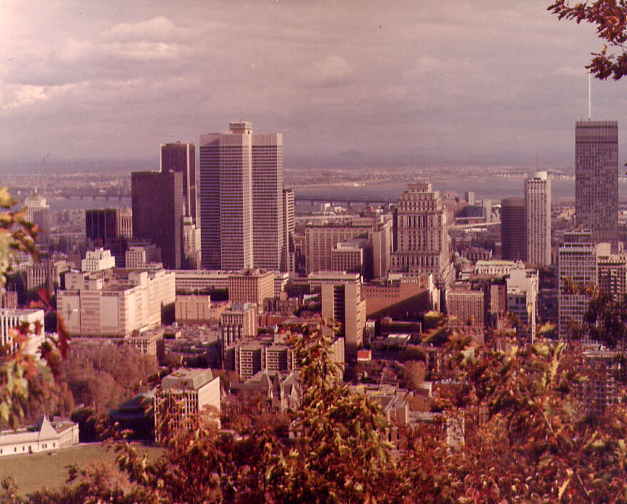 Vue de la ville de Montréal du Mont Royal. Nous apercevons les édifices du Canadien national, de la Sun Life et de la Banque canadienne impériale de commerce à Montréal en 1971