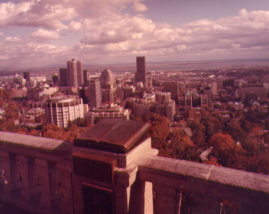 Du mont Royal, vue de la ville de Montréal où nous apercevons les édifices du Canadien national, de la Sun Life et de la Banque canadienne impériale de commerce à Montréal en 1971