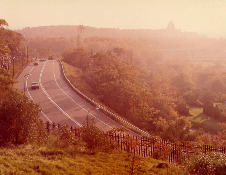 À Montréal en 1971, la voie Camilien-Houde et une vue du mont Royal en automne. Nous apercevons l'Oratoire St-Joseph en arrière-plan 