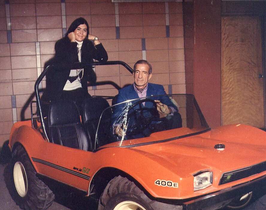 Personnes posant à l'intérieur d'une voiture de sport dans le hall d'entrée du Centre Paul-Sauvé à Montréal