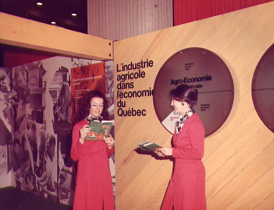Deux jeunes femmes accueillent les gens au stand du ministère de l'Agriculture au Salon de l'avenir à la Place Bonaventure de Montréal en 1971