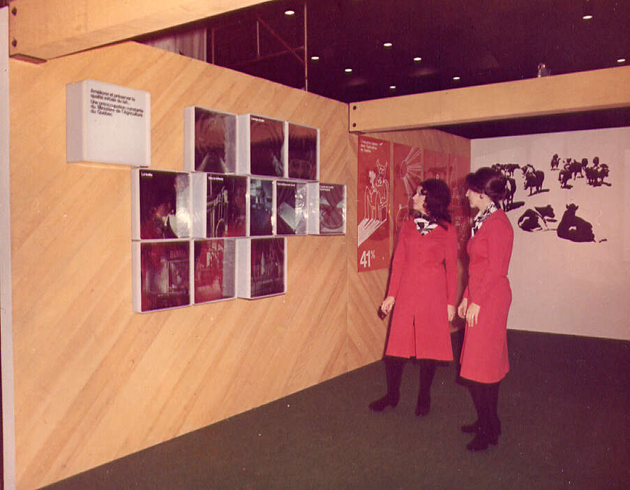 Deux jeunes femmes font visiter le stand du ministère de l'Agriculture au Salon de l'avenir à la Place Bonaventure de Montréal en 1971