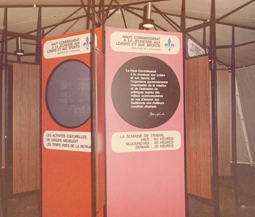 Affiches du stand du Haut-commissariat à la jeunesse, aux loisirs et aux sports au Salon de l'avenir à la Place Bonaventure de Montréal en 1971