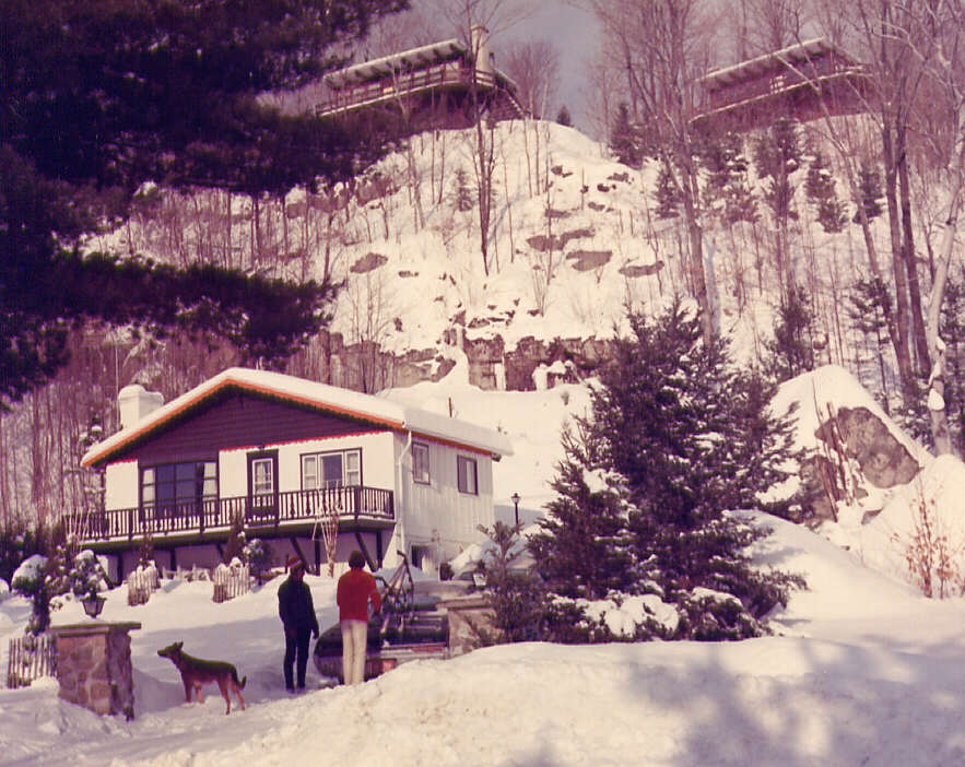 Des skieurs se préparant pour une randonnée de ski à St-Sauveur-des-Monts en 1972