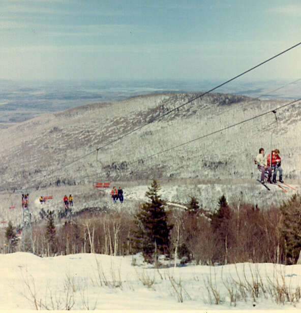 Skieurs dans les télésièges au mont Sutton en 1972