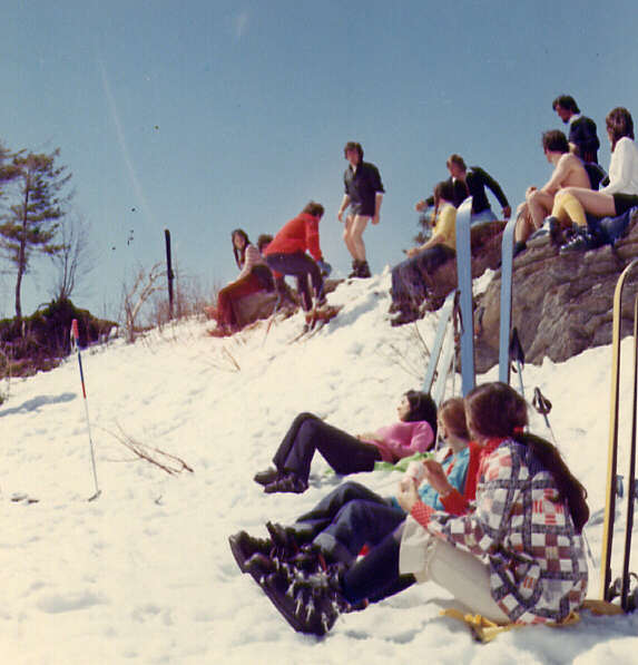 Skieurs au repos lors d'une journée de ski de printemps au mont Sutton en 1972
