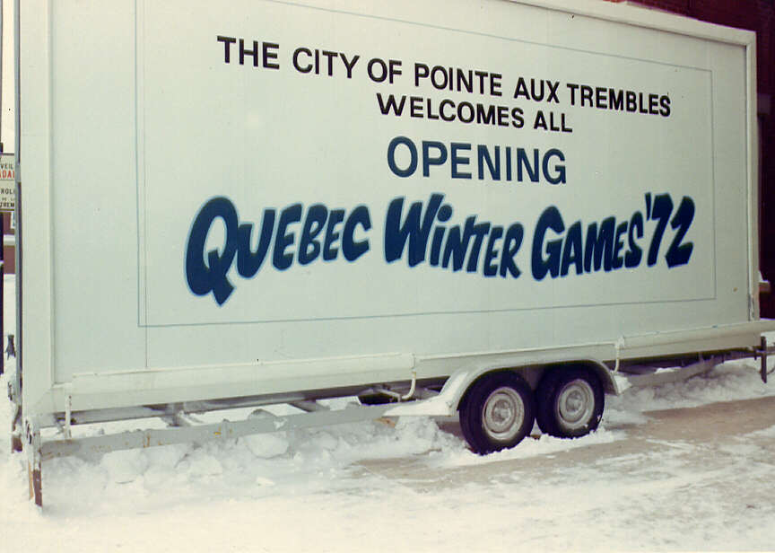 Affiche de bienvenue en anglais pour les Jeux d'hiver du Québec à Pointe-aux-Trembles (Montréal) en 1972