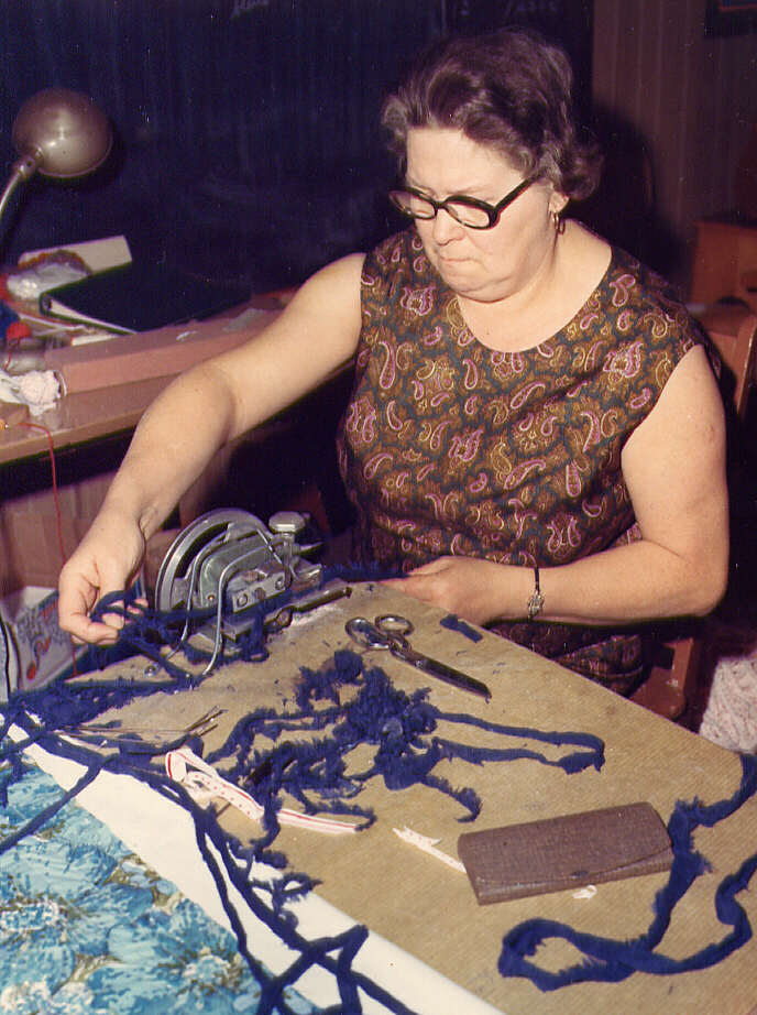 Femme taillant des bouts de tissu pour la fabrication de couvertures ou autres, 1973