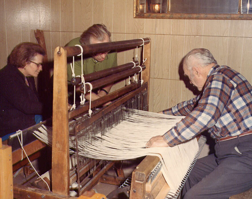 Femmes travaillant au métier à tisser, 1973