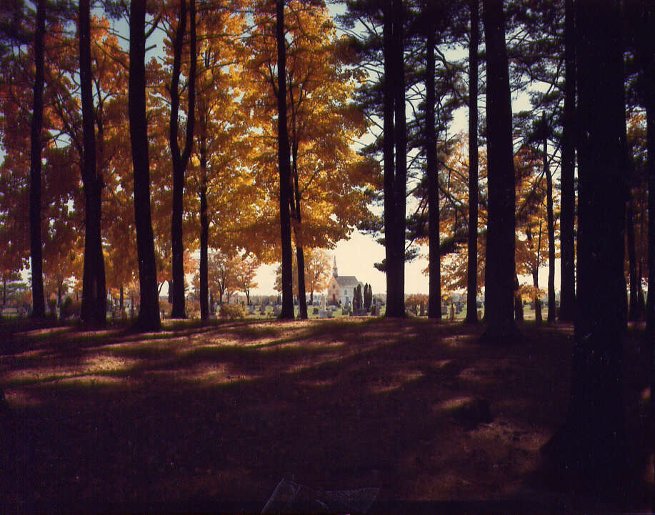 Petite église et cimetière en automne à St-Jérôme, 1973