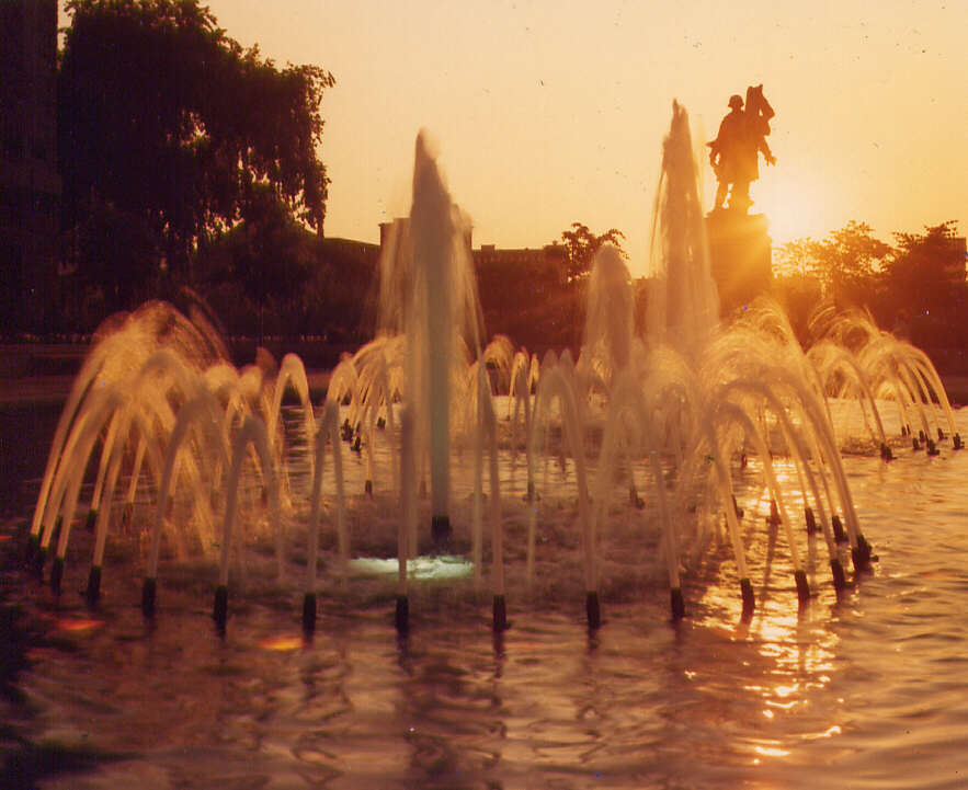 Fontaine et coucher de soleil dans le Vieux-Montréal, 1974