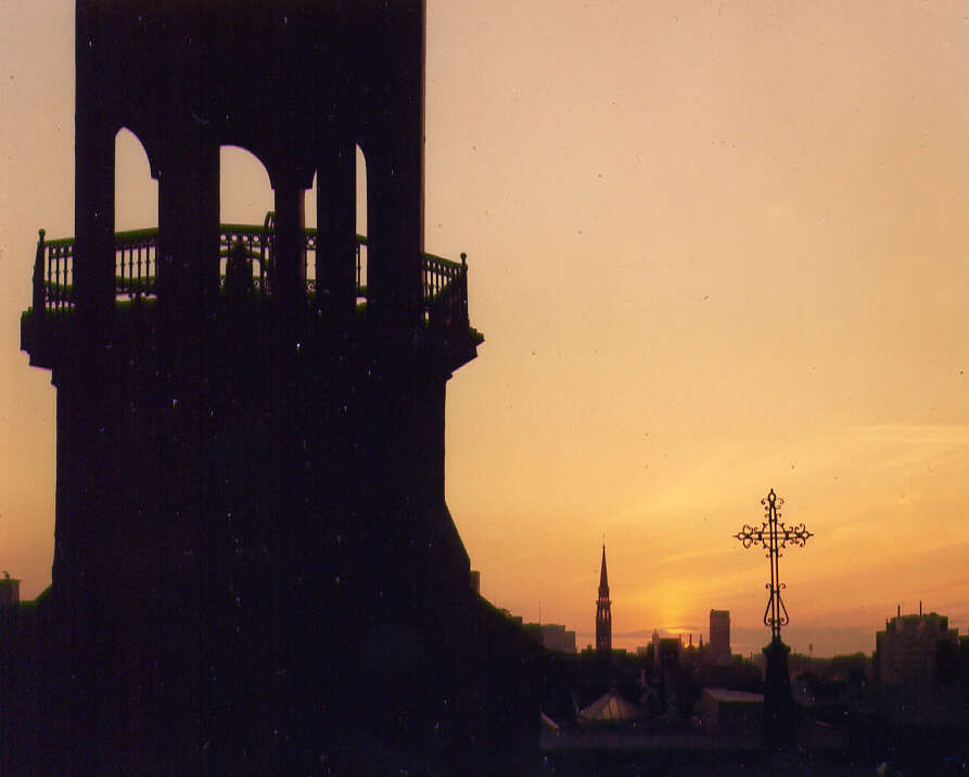Un clocher d'église photographié au crépuscule, 1974