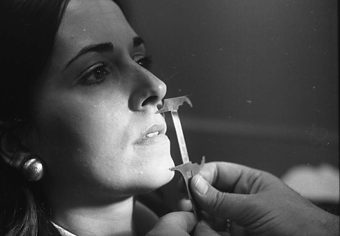 Ajustement d'une prothèse dentaire sur une patiente à la Faculté de médecine dentaire de l'Université de Montréal