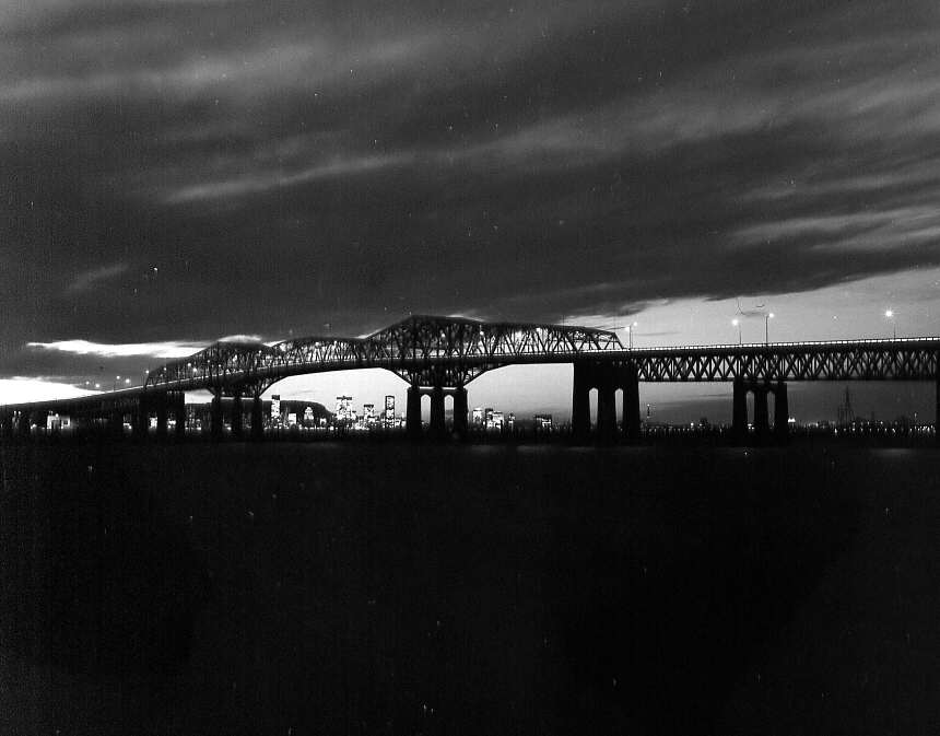 Le pont Champlain à Montréal photographié au crépuscule, 1974