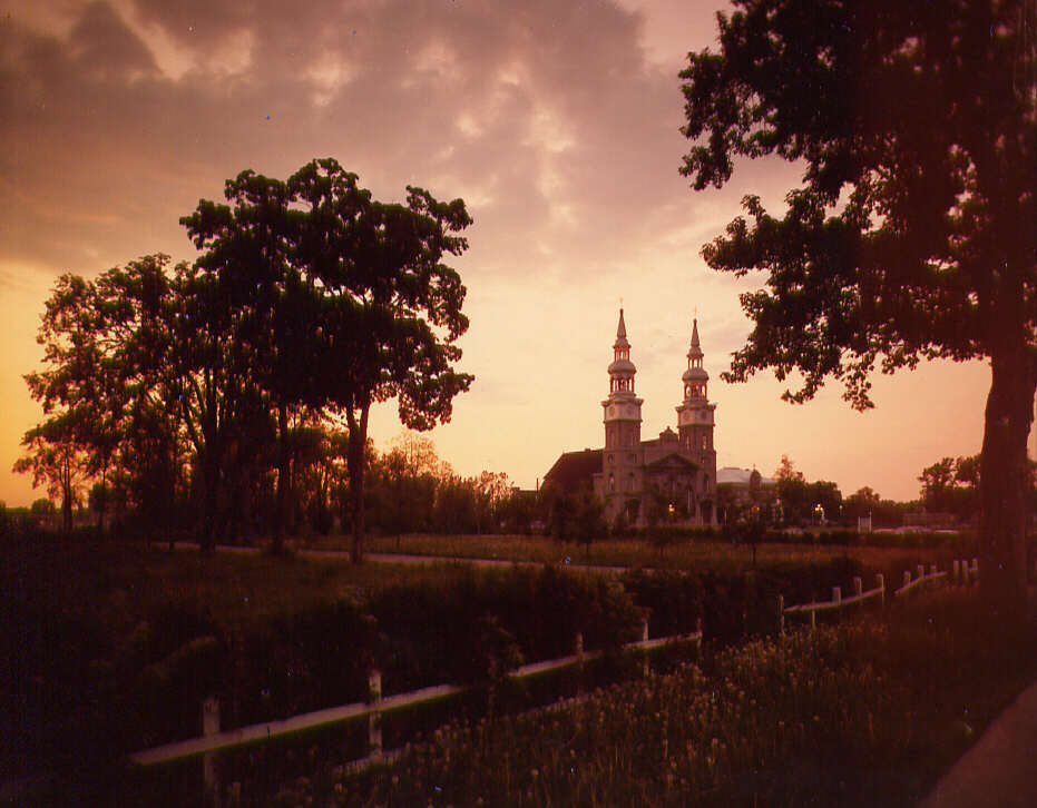 L'église Notre-Dame-de-la-Visitation photographiée au crépuscule à Montréal, 1975