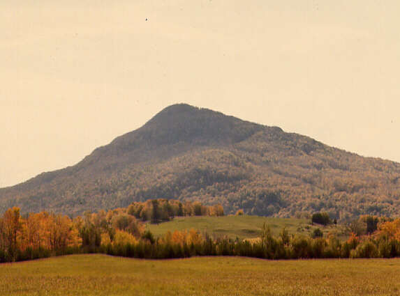 Photographie d'une montagne en automne, 1975