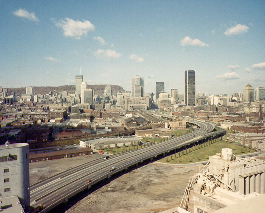 Autoroute Bonaventure et vue sur le centre-ville de Montréal, 1975