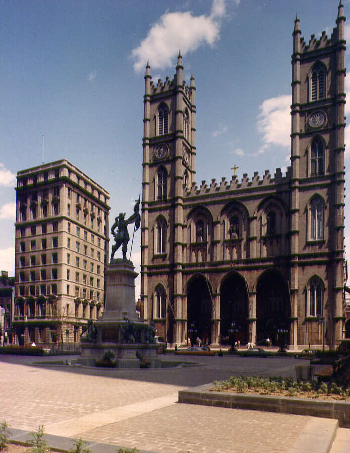 L'église Notre-Dame, la place d'Armes et la statue de Maisonneuve, 1975