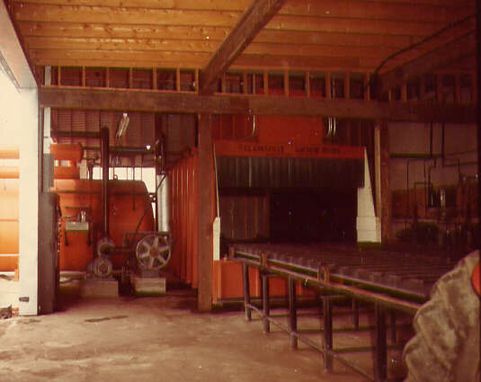 L'intérieur d'une usine de refroidissement à l'eau glacée, 1975