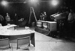 Vue du studio lors d'une émission diffusée en téléconférence, 1976