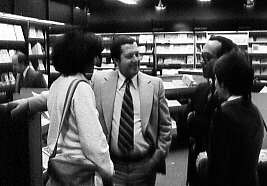 Gens discutant lors du lancement du volume «Action, Décision, Information» à la librairie de l'Éditeur officiel au complexe Desjardins, Montréal, 1977
