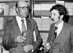 Deux hommes discutant lors du lancement du volume «Action, Décision, Information» à la librairie de l'Éditeur officiel au Complexe Desjardins, Montréal, 1977
