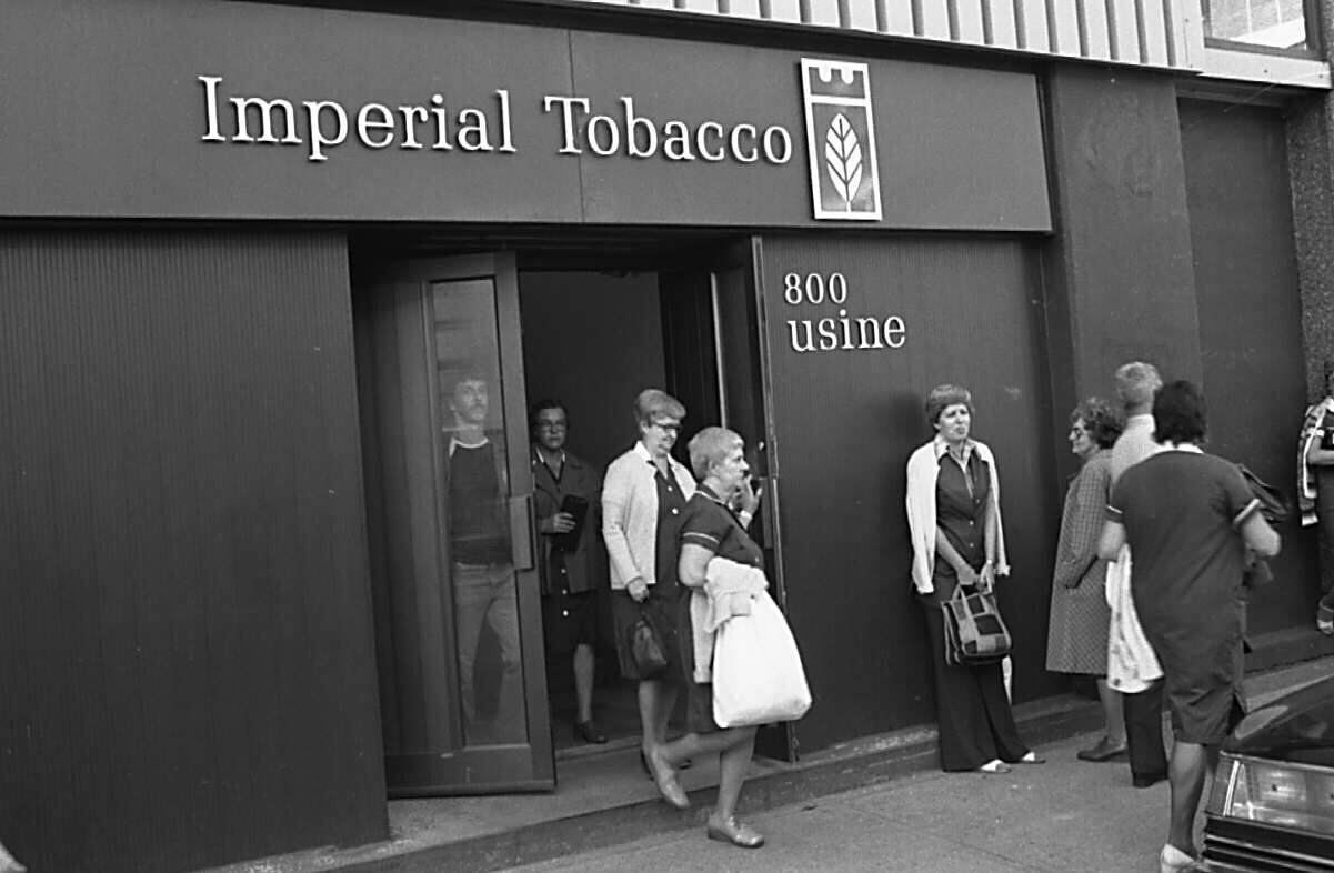 Sortie des travailleurs à l'usine Imperial Tobacco