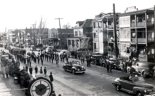 Parade de la victoire à Drummondville après la Deuxième Guerre mondiale en 1945