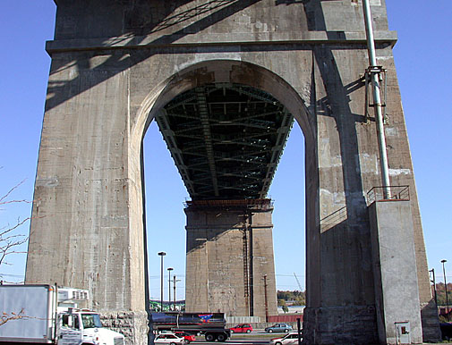 Grande structure sous le pont Jacques-Cartier qui permet à la chaussée de rejoindre le sol au niveau de la rue Ontario Est
