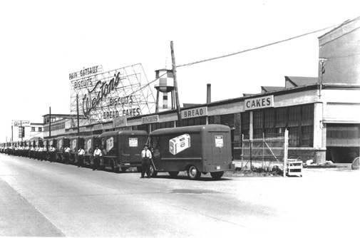 La boulangerie Weston occupe, à partir de 1949, l'ancienne usine de construction d'avions Fairchild