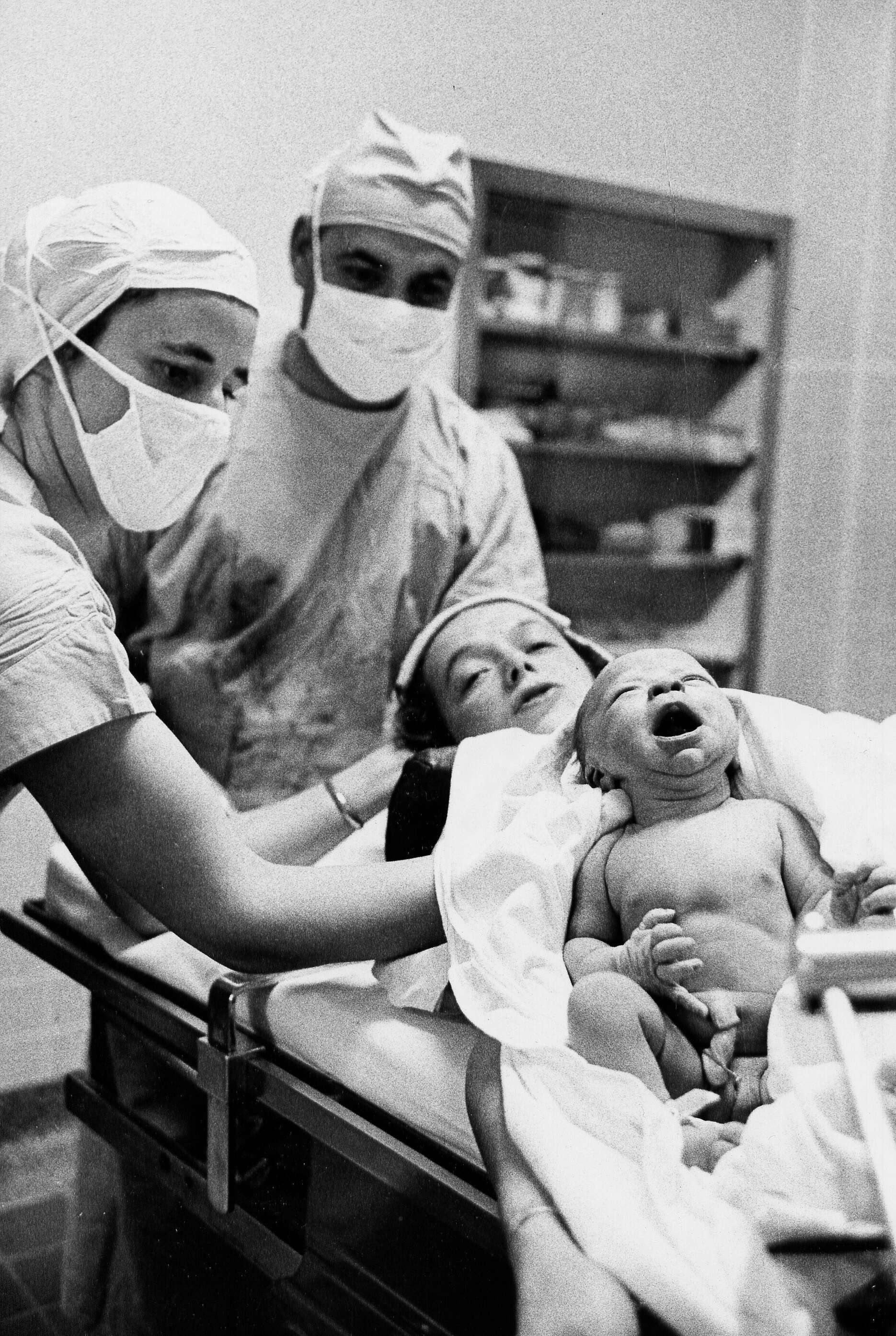 Pose du nouveau né, de la mère, du médecin et de l'infirmière après l'accouchement