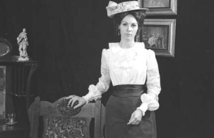 La comédienne Élizabeth LeSieur tournant la publicité pour la pièce de théâtre «Anatole» de Arthur Schnitzler