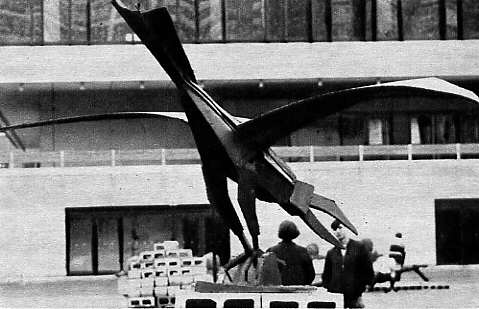 Sculpture de Marcel Bradstein (Oiseau blindé) exposée sur la terrasse de la Place des Arts