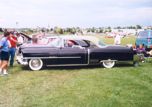 Une Cadillac 1951 à l'exposition de voitures anciennes tenue à Rimouski