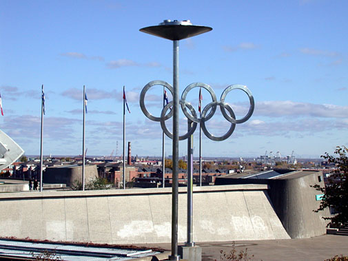 Anneaux olympiques et
flambeau qui a porté la flamme
lors des Jeux
olympiques de Montréal en
1976