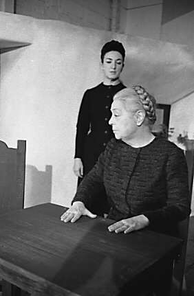 Les comédiennes Yvette Brind'Amour et Marthe Thierry dans la pièce «Le malentendu» de Albert Camus, présentée au théâtre Le Rideau vert