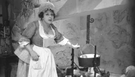 La comédienne Germaine Giroux dans la pièce «Le médecin malgré lui» de Molière, présentée au TNM