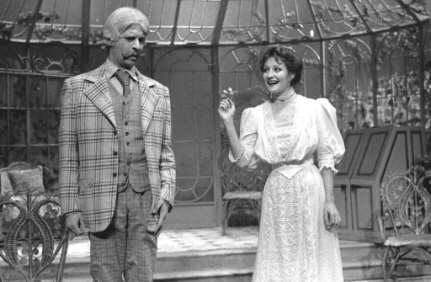 Les comédiens Léo Ilial et Louise Marleau dans la pièce «Mésalliance» de Bernard Shaw, présentée au TNM