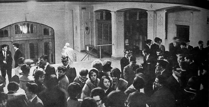Spectateurs dans le hall d'entrée du théâtre de Mont-Laurier