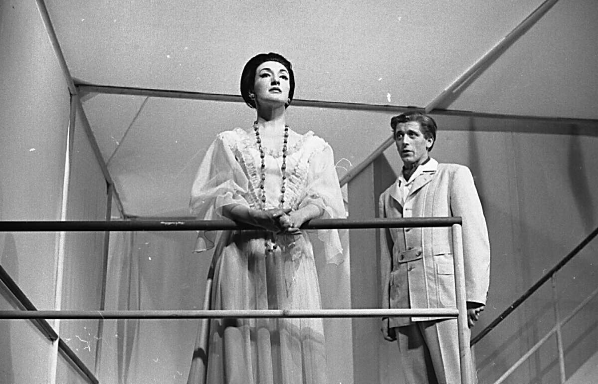 Les comédiens Yvette Brind'Amour et Albert Milaire dans la pièce «Le partage de midi» de Paul Claudel, présentée au théâtre Le Rideau vert