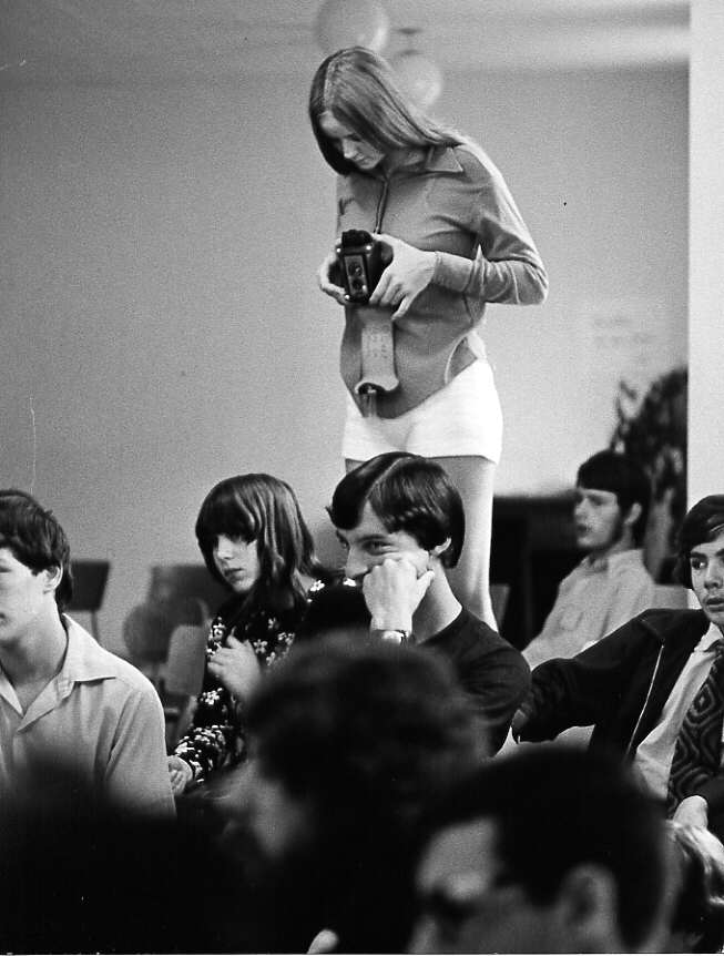 Une jeune femme prend une photo lors d'une conférence