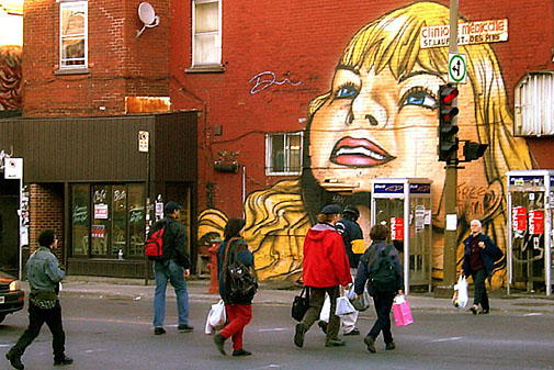 Circulation piétonnière à l'angle du boulevard Saint-Laurent et l'Avenue des Pins à Montréal