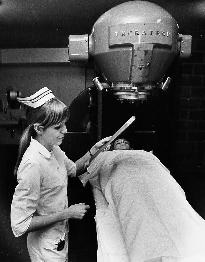 Une infirmière se prépare à prendre des rayons X d'une patiente