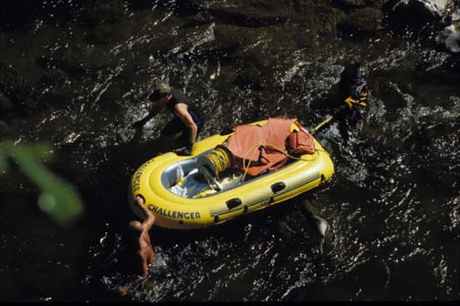 Des sauveteurs et leur canot sur la rivière Palmer à Sainte-Agathe dans la région Chaudière-Appalaches