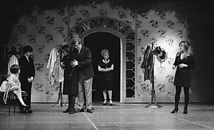 Une scène de la pièce «Six personnages» de Luigi Pirandello, présentée au TNM