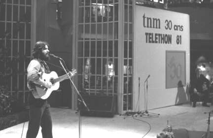 Paul Piché chante lors du téléthon organisé dans le cadre du 30ième anniversaire du TNM