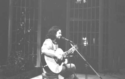 Richard Séguin chante lors du téléthon organisé dans le cadre du 30ième anniversaire du TNM