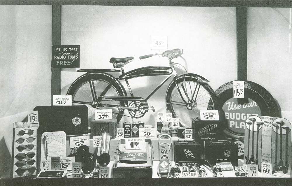 Vitrine Goodyear Mercury où était annoncé divers pièces de bicyclette en 1937