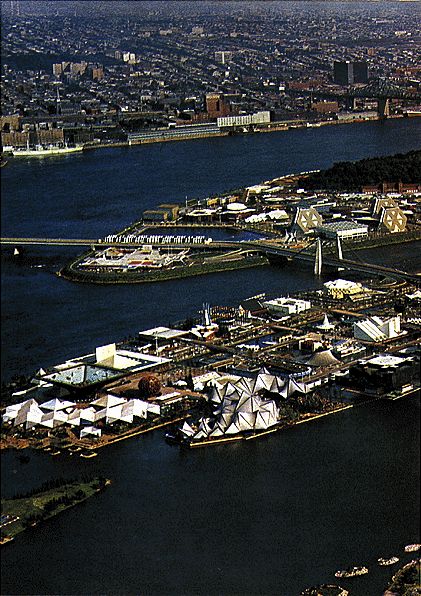 Vue aérienne de l'Expo 67, autrefois site où les 105 couples jocistes on célébré leur mariage (après la cérémonie), de même que leur trentième anniversaire de mariage en 1969.