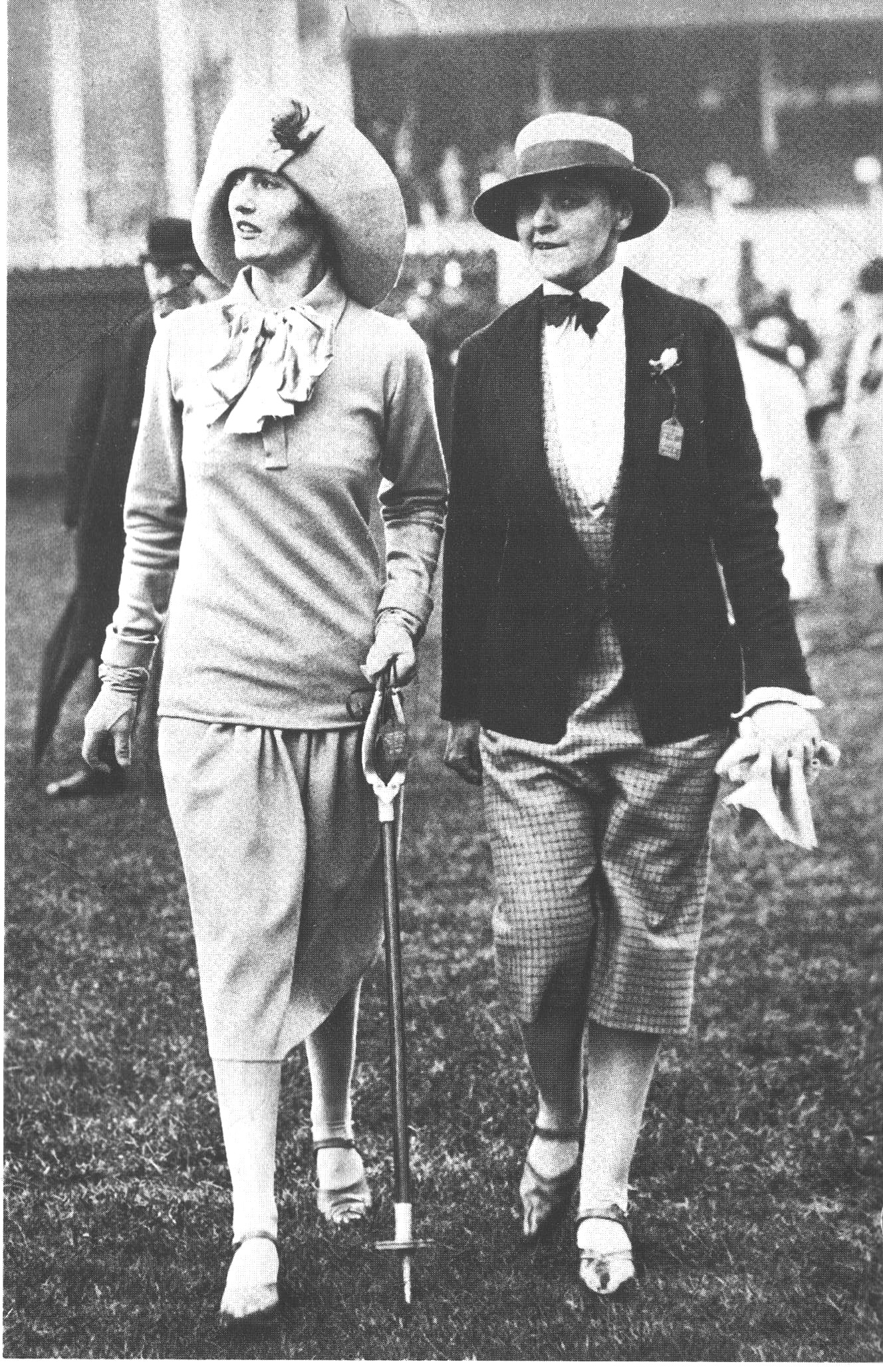 Robes représentant cliarement la masculinisation du costume féminin très populaire dans les années 1920